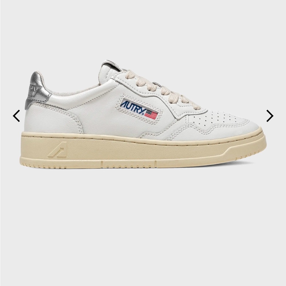 Autry medalist low-top bicolor leather sneakers
